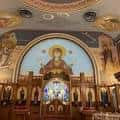 Interior de la iglesia con iconostasio dorado y mosaico central de Cristo Pantocrátor