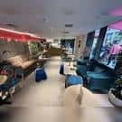 Sala de estar moderna con sofás y decoración contemporánea
