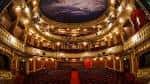 Interior del Apollo Theatre con balcones dorados y techo pintado