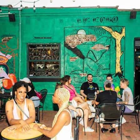 Grupo de personas disfrutando en la terraza de La Calle
