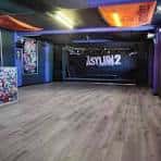 Interior del Asylum 2 en Birmingham con escenario y piso de madera