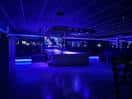 Interior del lounge con iluminación azul y ambiente nocturno