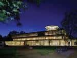 Vista nocturna de la biblioteca John M. Olin con iluminación exterior
