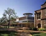 Fachada diurna de la biblioteca John M. Olin en Washington University
