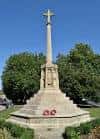 Monumento de guerra de Oxford en St Giles con cruz y base escalonada