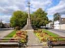 Vista amplia del monumento rodeado de jardines y bancos públicos
