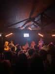 Concierto en vivo en el interior de Rough Trade Nottingham con público y banda en escena