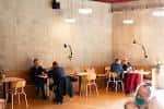 Sala interior de Blend con mesas y clientes en un entorno moderno