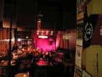 Escenario iluminado en el interior del Red Light Cafe