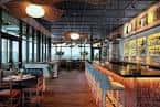 Interior moderno del bar y lounge del hotel