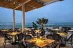 Terraza con mesas para eventos frente al mar