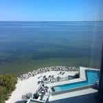 Vista panorámica desde el hotel hacia la bahía y piscina