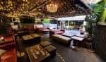 Interior acogedor del restaurante con iluminación cálida y mesas dispuestas para eventos