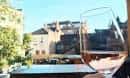 Vista desde el interior con una copa de vino y fachada urbana al fondo
