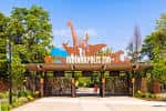 Entrada principal del Indianapolis Zoo con letrero de animales silueteados