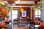 Sala principal del Arts Bar Baltic con decoración artística y mesas para eventos