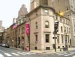 Vista exterior del Curtis Institute of Music en Filadelfia con fachada clásica y banderas rojas