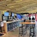 Interior del taproom con barra de madera y ambiente industrial