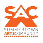 Logotipo oficial de Summertown Arts Community (SAC) en naranja sobre fondo blanco