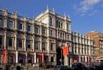 Fachada principal de Burlington House en Londres con arquitectura neoclásica y cielo azul