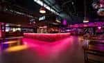 Interior del Lane7 Birmingham con iluminación de neón y zona de juegos