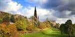 Vista panorámica de Princes Street Gardens con el Monumento a Scott y la ciudad al fondo