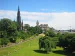 Princes Street Gardens en un día soleado con césped verde y árboles frondosos