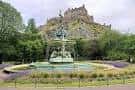 Fuente ornamental en Princes Street Gardens con el Castillo de Edimburgo al fondo