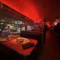 Interior del Silk City Diner & Lounge con iluminación roja y mesas dispuestas para eventos