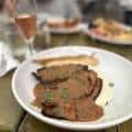 Plato de comida servido en el Silk City Diner & Lounge, ideal para mostrar opciones gastronómicas en eventos
