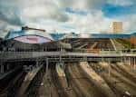 Vista aérea de la estación de Birmingham New Street con su icónica cubierta curva y vías ferroviarias