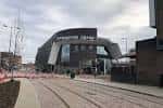 Fachada moderna de la Birmingham Coach Station con diseño arquitectónico contemporáneo