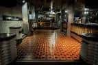 Interior del club nocturno Snobs con barra y suelo de baldosas