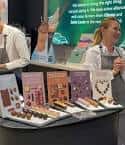 Muestra de productos de chocolate en un stand promocional