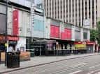 Fachada de Rosies en Broad Street con letreros rojos
