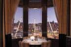Sala de eventos con vistas panorámicas a la ciudad al atardecer