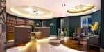Recepción del hotel con diseño moderno y ambiente acogedor