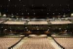 Interior del auditorio con butacas y escenario