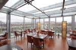 Sala de eventos en la planta superior con techo de cristal y vistas panorámicas