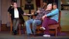 Actores representando una escena en el teatro del West End Players Guild
