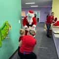 Santa Claus entregando regalos a niños en el centro