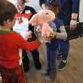 Niños recibiendo peluches de un voluntario