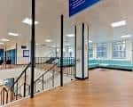 Interior del Huxley Building con escalera y zona de recepción