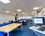 Aula moderna equipada con mesas y ordenadores en el Huxley Building