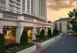 Entrada principal del Grand America Hotel con fachada clásica y jardines bien cuidados
