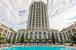Vista frontal del hotel con piscina al aire libre y arquitectura imponente