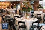 Interior del espacio decorado para una boda con arreglos florales centrales