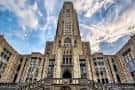 Fachada principal del edificio histórico con arquitectura gótica