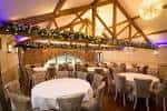Sala de cena privada en Allerton Manor Golf Club con decoración festiva y mesas redondas