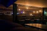 Interior del local con mesas y ambiente nocturno